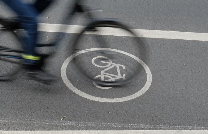 Die 84-Jährige stürzte mit ihrem Fahrrad. (Symbolbild)<span class='image-autor'>Foto: dpa/Sebastian Willnow</span>
