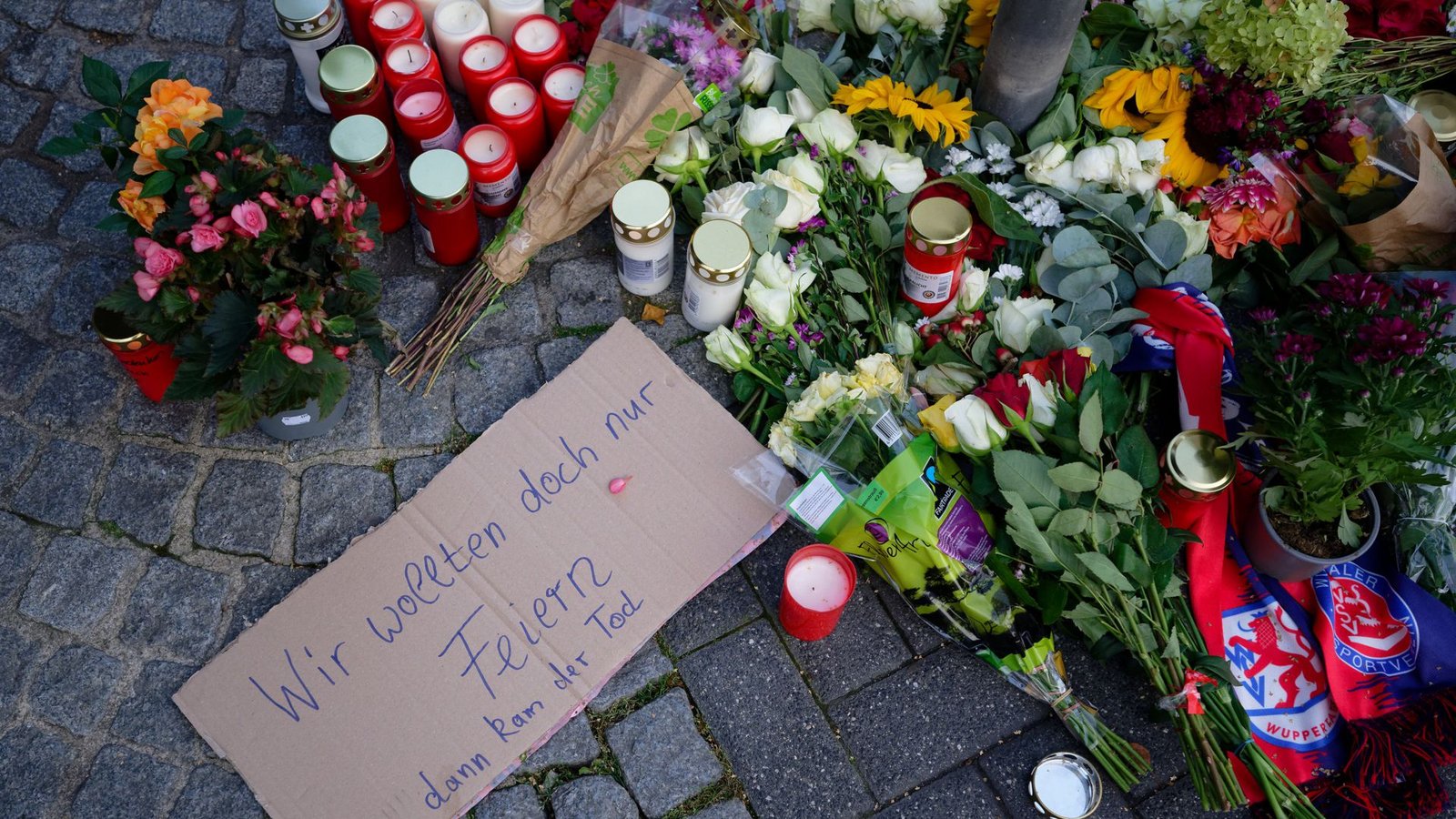 Blumen der Trauer auf dem Neumarkt von Solingen.Foto: dpa/Henning Kaiser Blumen der Trauer auf dem Neumarkt von Solingen.Foto: dpa/Henning Kaiser