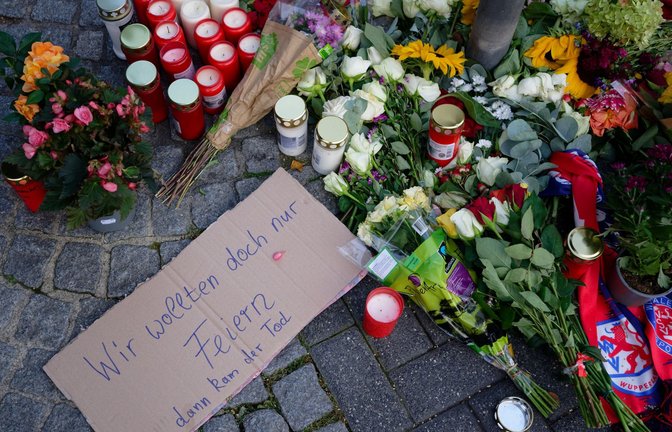 Blumen der Trauer auf dem Neumarkt von Solingen.<span class='image-autor'>Foto: dpa/Henning Kaiser</span>