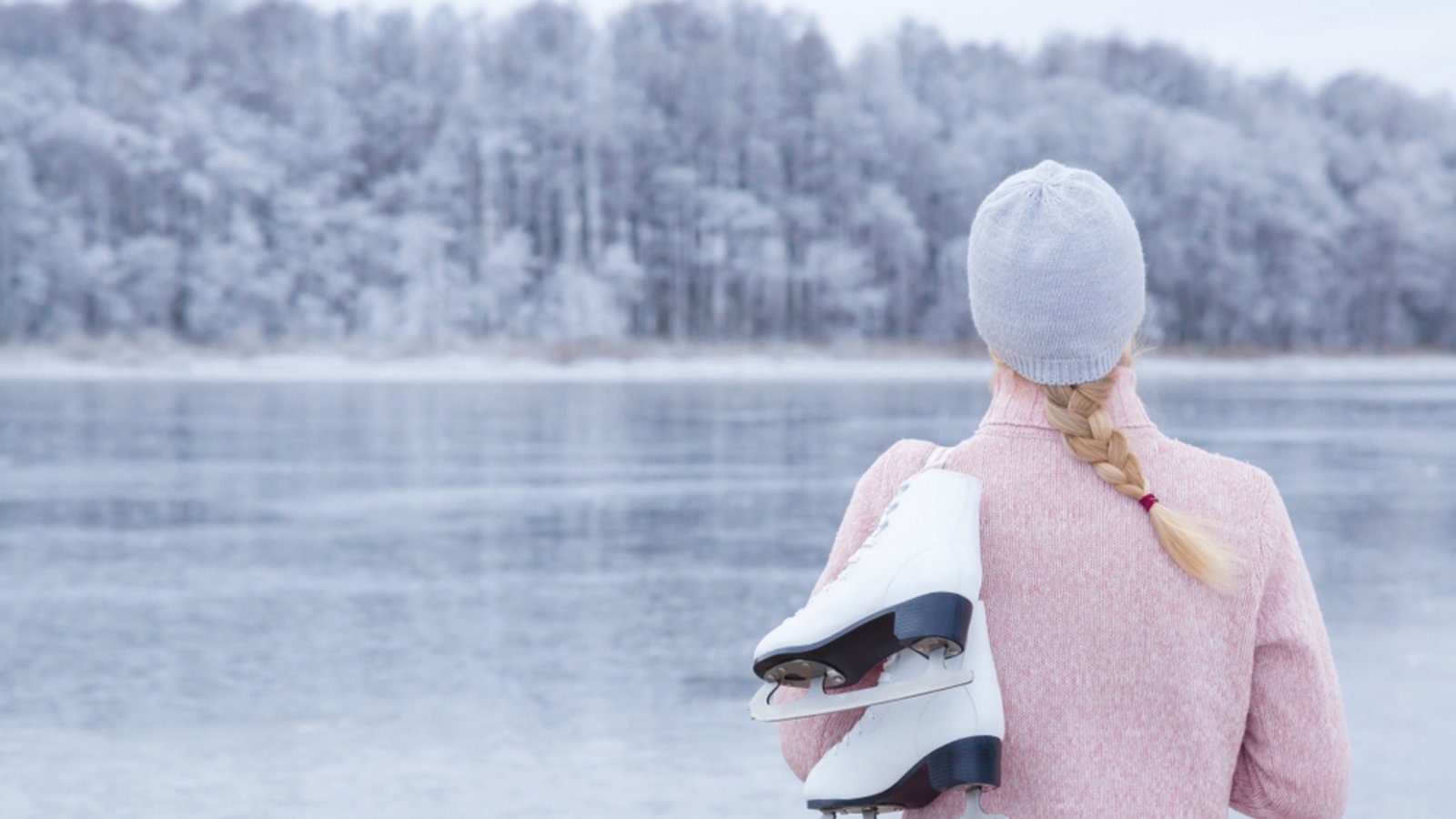 Ist die Eisdecke dick genug?Foto: FotoDuets / shutterstock.com Ist die Eisdecke dick genug?Foto: FotoDuets / shutterstock.com