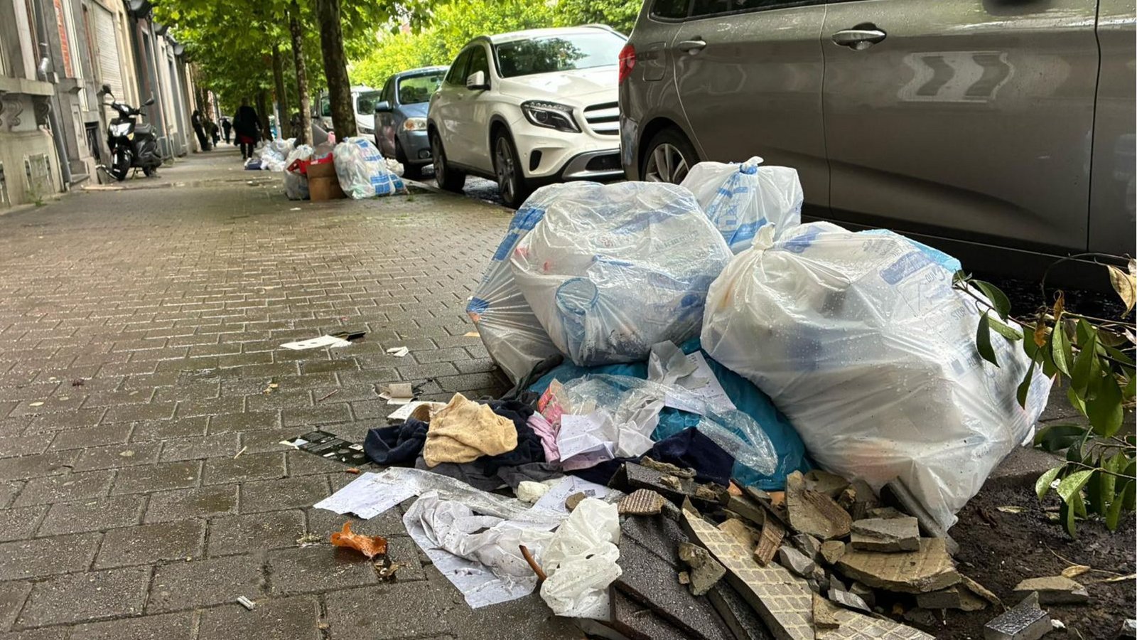 Der Hausmüll bleibt in Brüssel oft tagelang auf der Straße liegen, bevor er abgeholt wird. Seit Jahren kämpft die Stadt gegen das Problem, bisher ohne Erfolg.Foto: Knut Krohn Der Hausmüll bleibt in Brüssel oft tagelang auf der Straße liegen, bevor er abgeholt wird. Seit Jahren kämpft die Stadt gegen das Problem, bisher ohne Erfolg.Foto: Knut Krohn