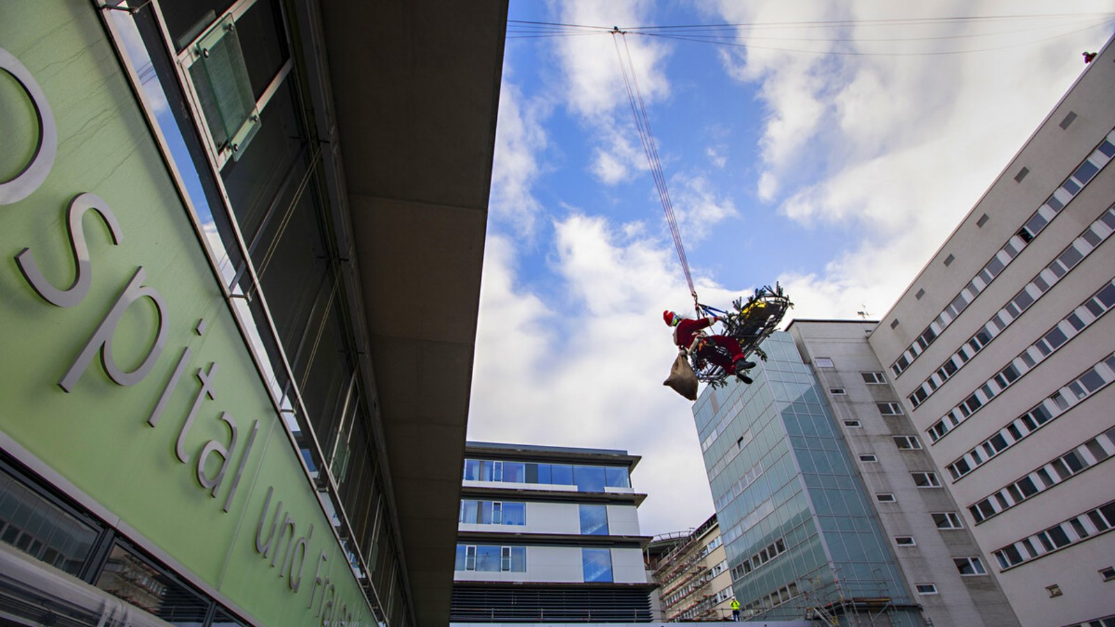 Ein Nikolaus und sein Schlitten in luftiger Höhe.Ein Nikolaus und sein Schlitten in luftiger Höhe.Foto: Lichtgut/Leif Piechowski Ein Nikolaus und sein Schlitten in luftiger Höhe.Ein Nikolaus und sein Schlitten in luftiger Höhe.Foto: Lichtgut/Leif Piechowski