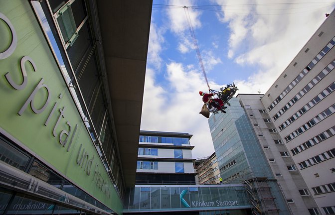 Ein Nikolaus und sein Schlitten in luftiger Höhe.Ein Nikolaus und sein Schlitten in luftiger Höhe.<span class='image-autor'>Foto: Lichtgut/Leif Piechowski</span>
