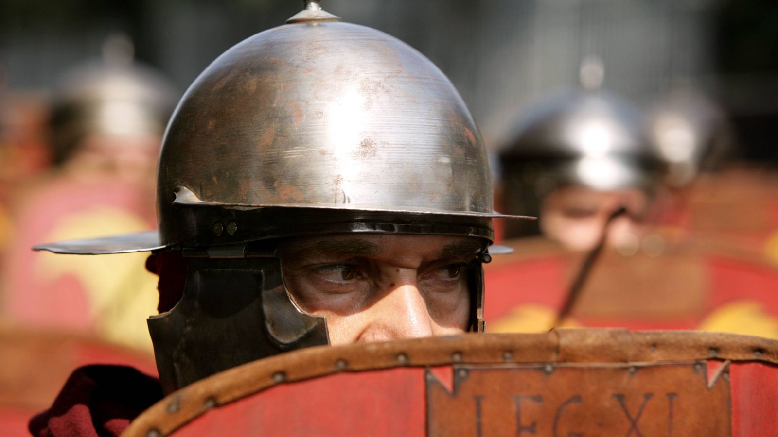 Römische Legionäre verbergen sich in dieser nachgestellten Szene hinter ihrem Schild, dem sogenannten „scutum“, und erwarten den Angriff ihrer Feinde.Foto: Imago/Cola Images/stock&people Römische Legionäre verbergen sich in dieser nachgestellten Szene hinter ihrem Schild, dem sogenannten „scutum“, und erwarten den Angriff ihrer Feinde.Foto: Imago/Cola Images/stock&people