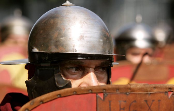 Römische Legionäre verbergen sich in dieser nachgestellten Szene hinter ihrem Schild, dem sogenannten „scutum“, und erwarten den Angriff ihrer Feinde.<span class='image-autor'>Foto: Imago/Cola Images/stock&people</span>