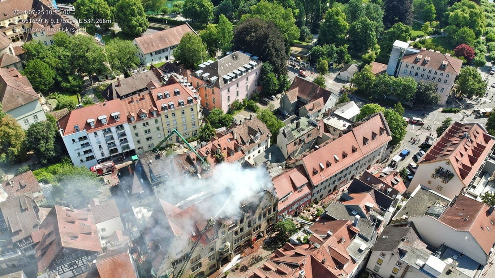 Immer wieder müssen Glutnester gelöscht werden.Foto: Landratsamt Konstanz/Drohneneinheit Immer wieder müssen Glutnester gelöscht werden.Foto: Landratsamt Konstanz/Drohneneinheit