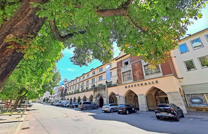 Die wenigen verbliebenen Parkplätze vor der Markthalle sollen von 2025 an auch noch wegfallen.<span class='image-autor'>Foto: &nbsp;</span>