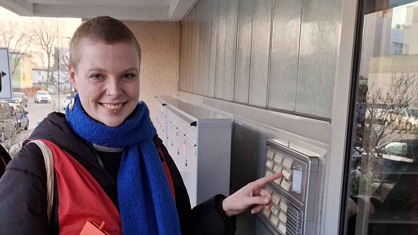 Klinke putzen vor der Landtagswahl:  Kim Sophie Bohnen setzt auf Haustürwahlkampf – wie hier in Heidelberg.Foto: Gottschalk