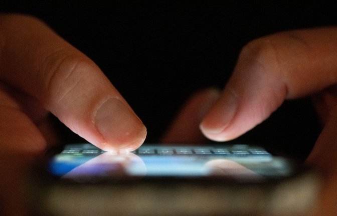 Das Smartphone als Brieftasche? Ab 2027 soll man sich damit in Deutschland ausweisen können.<span class='image-autor'>Foto: Sebastian Kahnert/dpa</span>