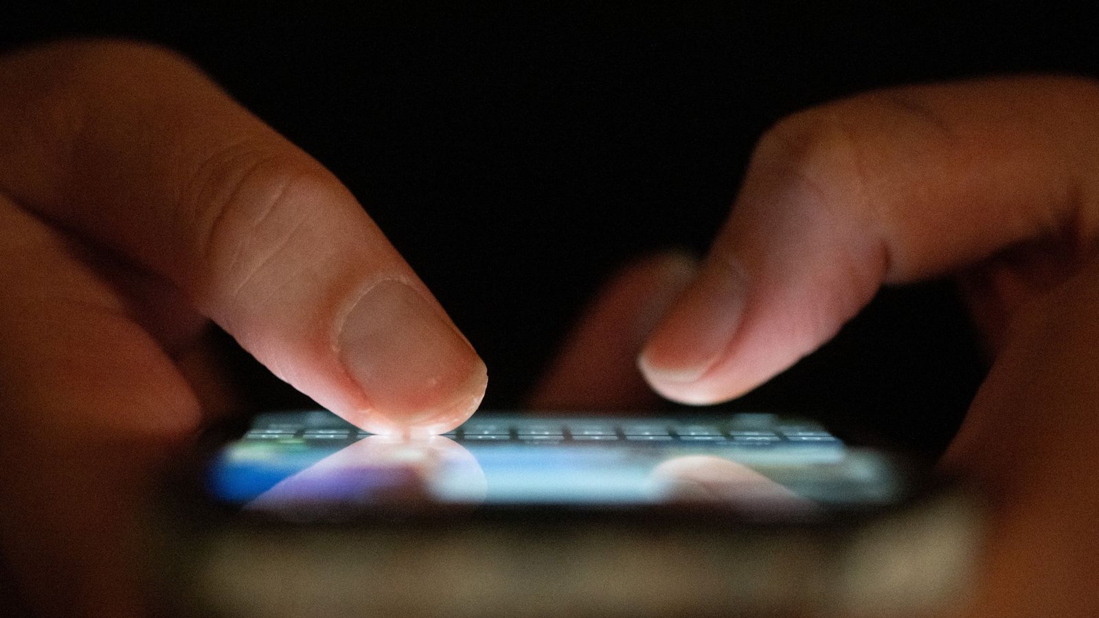 Das Smartphone als Brieftasche? Ab 2027 soll man sich damit in Deutschland ausweisen können.Foto: Sebastian Kahnert/dpa Das Smartphone als Brieftasche? Ab 2027 soll man sich damit in Deutschland ausweisen können.Foto: Sebastian Kahnert/dpa
