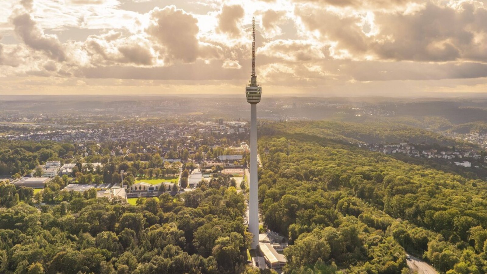 Wem gehört der Wald unterhalb des Fernsehturms? Die Cruising-Szene fühlt sich dort unerwünscht – und geradezu bedroht.Foto: imago//Manuel Kamuf Wem gehört der Wald unterhalb des Fernsehturms? Die Cruising-Szene fühlt sich dort unerwünscht – und geradezu bedroht.Foto: imago//Manuel Kamuf