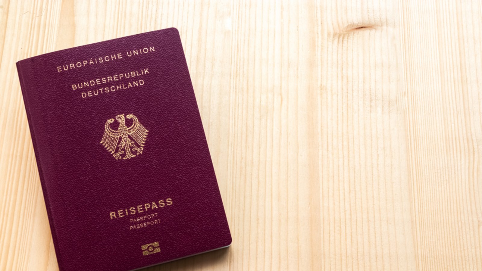 Auf den Reisepass muss man teilweise lange warten.Foto: Adiany Montelo / shutterstock.com Auf den Reisepass muss man teilweise lange warten.Foto: Adiany Montelo / shutterstock.com
