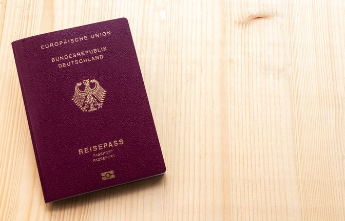 Auf den Reisepass muss man teilweise lange warten.<span class='image-autor'>Foto: Adiany Montelo / shutterstock.com</span>