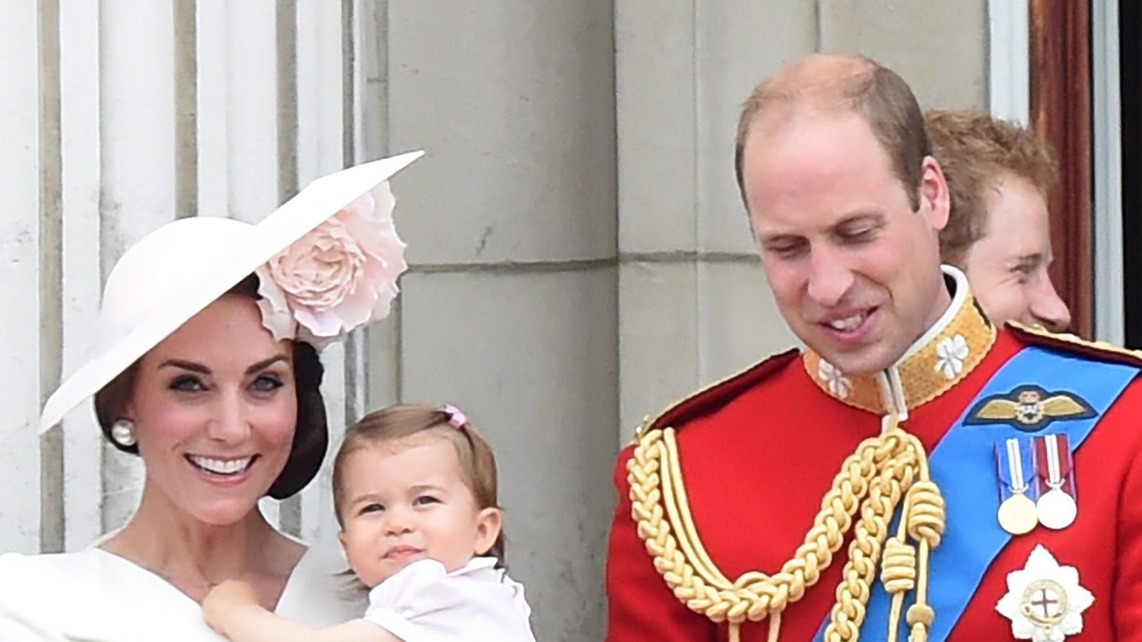 Prinz William Herzogin Catherine nehmen mit ihren Kindern Prinz George und Prinzessin Charlotte 2016 in London als Zuschauer an einer Parade anlässlich des 90. Geburtstags von Königin Elizabeth II. teil.Foto: picture alliance / Facundo Arrizabalaga/EPA/dpa | Facundo Arrizabalaga