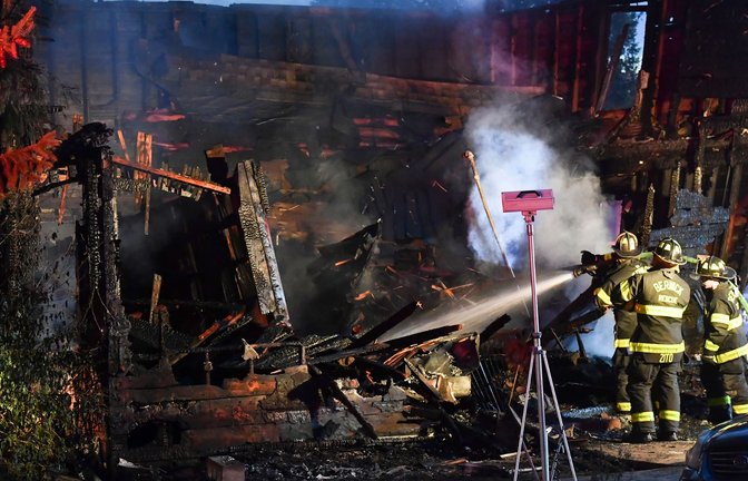 Feuerwehrleute an der Brandruine des Hauses, das während eines tödlichen Brandes einstürzte.<span class='image-autor'>Foto: Jimmy May/Bloomsburg Press Enterprise/dpa</span>