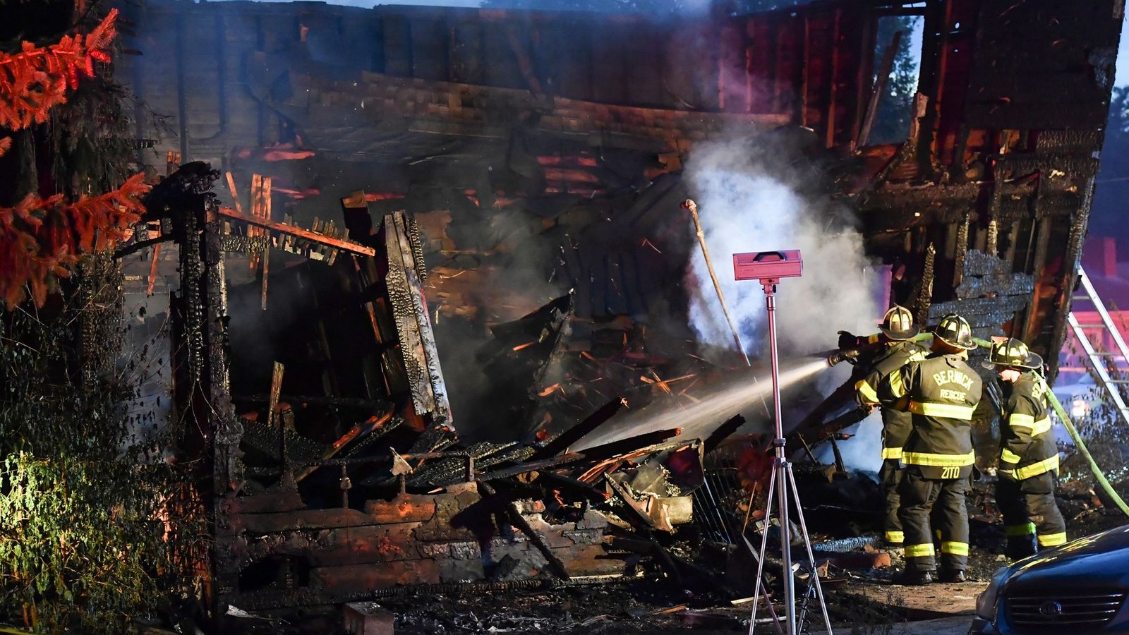 Feuerwehrleute an der Brandruine des Hauses, das während eines tödlichen Brandes einstürzte.Foto: Jimmy May/Bloomsburg Press Enterprise/dpa