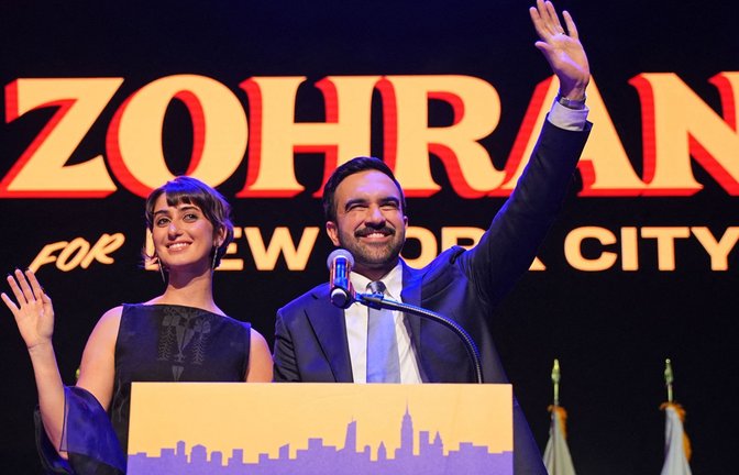 Zohran Mamdani und seine Frau Rama Duwaji wurden am Dienstagabend im Brooklyn Paramount Theater begeistert gefeiert.<span class='image-autor'>Foto: AFP</span>
