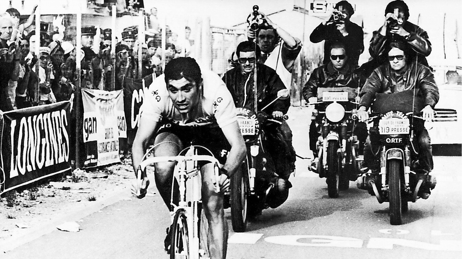 Eddy Merckx fuhr zu seiner aktiven Zeit über 500 Siege ein. Der Belgier gewann fünf Mal die Tour de France. Nun plagen den 80-Jährigen die Folgen eines Sturzes vor knapp zwei Jahren mit dem Rad.Foto: dpa