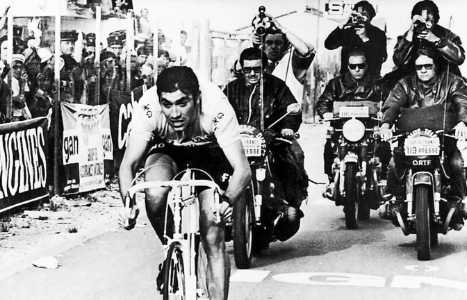 Eddy Merckx fuhr zu seiner aktiven Zeit über 500 Siege ein. Der Belgier gewann fünf Mal die Tour de France. Nun plagen den 80-Jährigen die Folgen eines Sturzes vor knapp zwei Jahren mit dem Rad.<span class='image-autor'>Foto: dpa</span>