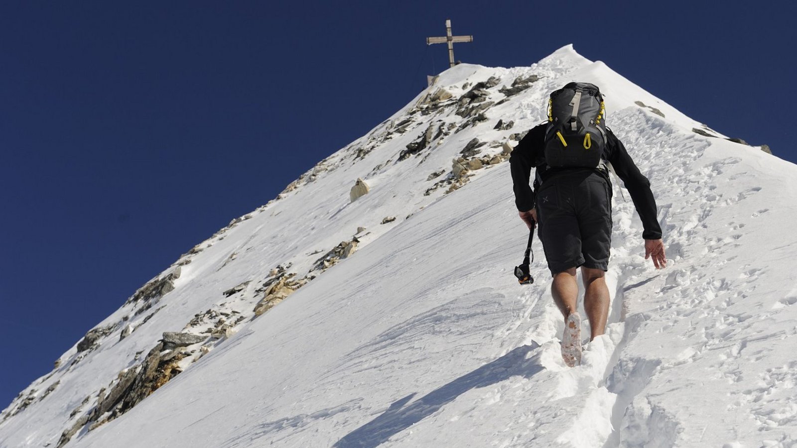 Nach dem ersten Wintereinbruch konnte Jung den Hochfeiler, mit 3507 Meter den höchsten Gipfel der Zillertaler Alpen, besteigen. Solange man in Bewegung bleibt, ist Barfußwandern auch bei Pulverschnee gut möglich.Foto: Martl Jung Nach dem ersten Wintereinbruch konnte Jung den Hochfeiler, mit 3507 Meter den höchsten Gipfel der Zillertaler Alpen, besteigen. Solange man in Bewegung bleibt, ist Barfußwandern auch bei Pulverschnee gut möglich.Foto: Martl Jung
