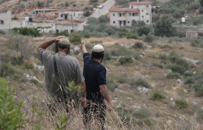 Israelische Siedler im Westjordanland (Archivfoto).<span class='image-autor'>Foto: Maya Alleruzzo/AP/dpa/Maya Alleruzzo</span>