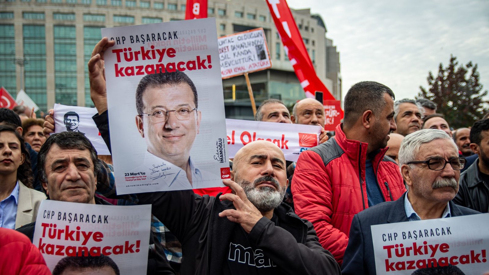 Anhänger von Ekrem Imamoglu, Ex-Bürgermeister der Stadt Istanbul und Präsidentschaftskandidat, im Oktober 2025 vor dem Caglayan-Gerichtsgebäude in Istanbul.Foto: Abdullah Tepeli/ZUMA Press Wire//Abdullah Tepeli Anhänger von Ekrem Imamoglu, Ex-Bürgermeister der Stadt Istanbul und Präsidentschaftskandidat, im Oktober 2025 vor dem Caglayan-Gerichtsgebäude in Istanbul.Foto: Abdullah Tepeli/ZUMA Press Wire//Abdullah Tepeli