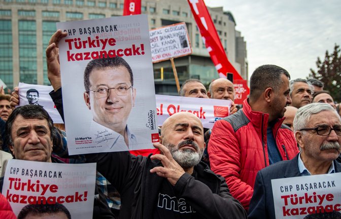 Anhänger von Ekrem Imamoglu, Ex-Bürgermeister der Stadt Istanbul und Präsidentschaftskandidat, im Oktober 2025  vor dem Caglayan-Gerichtsgebäude in Istanbul.<span class='image-autor'>Foto: Abdullah Tepeli/ZUMA Press Wire//Abdullah Tepeli</span>