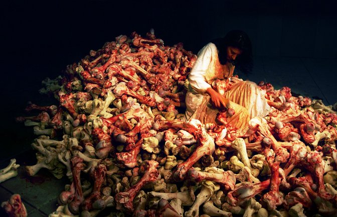 1997 bürstete Marina Abramović bei der Biennale von Venedig blutige Rinderknochen.<span class='image-autor'>Foto: Marina Abramović Archives/Bildrecht, Wien 2025</span>