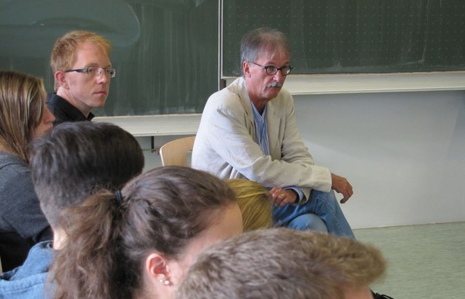 Der Stuttgarter Gefängnispfarrer besucht im Jahr 2014 eine Schule in Stuttgart – natürlich im Religionsunterricht.<span class='image-autor'>Foto: Claudia Barner</span>