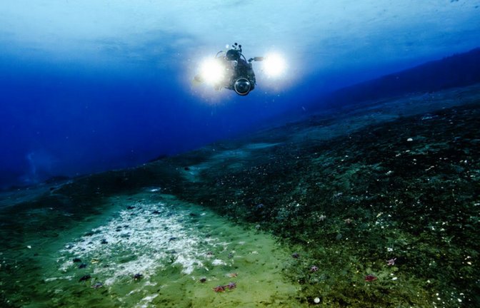Dieser Tauchroboter hat gerade einige neu entstandenen Methanquellen am Grund des antarktischen Rossmeers entdeckt. Erkennbar sind sie an den weißlichen Bakterienmatten.<span class='image-autor'>Foto:  </span>