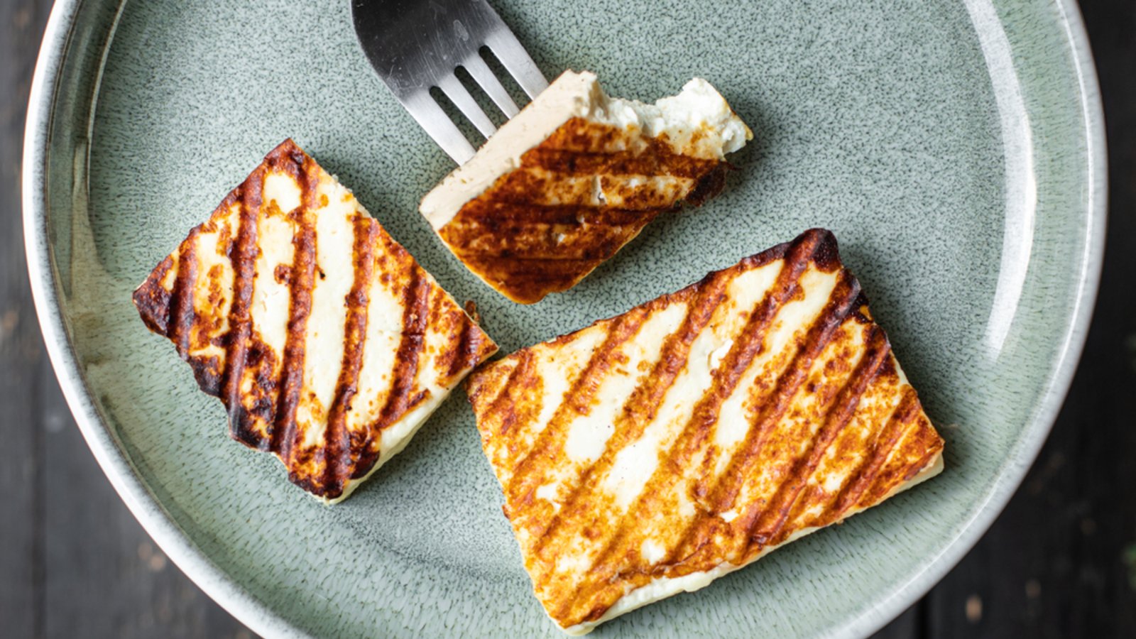 Erfahren Sie alles, was man zum Einfrieren von Grillkäse wissen sollte. Vorgehensweise, Haltbarkeit & Tipps zum Auftauen.Foto: Alesia.Bierliezova / Shutterstock.com Erfahren Sie alles, was man zum Einfrieren von Grillkäse wissen sollte. Vorgehensweise, Haltbarkeit & Tipps zum Auftauen.Foto: Alesia.Bierliezova / Shutterstock.com