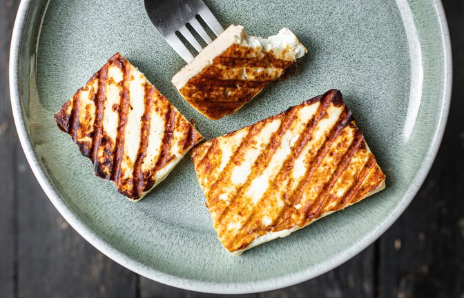 Erfahren Sie alles, was man zum Einfrieren von Grillkäse wissen sollte. Vorgehensweise, Haltbarkeit & Tipps zum Auftauen.<span class='image-autor'>Foto: Alesia.Bierliezova / Shutterstock.com</span>