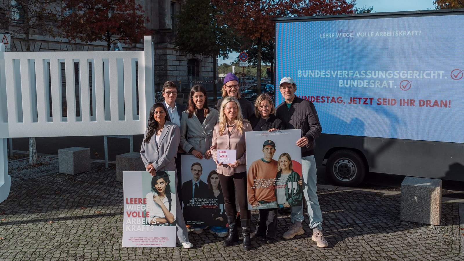 Mit einer großen Wiege und prominenter Unterstützung zog Natascha Sagorski (Mitte) für einen gestaffelten Mutterschutz nach Fehlgeburten vor das Reichstagsgebäude in Berlin.Foto: /Fionn Große Mit einer großen Wiege und prominenter Unterstützung zog Natascha Sagorski (Mitte) für einen gestaffelten Mutterschutz nach Fehlgeburten vor das Reichstagsgebäude in Berlin.Foto: /Fionn Große