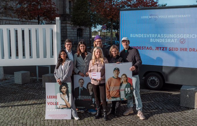 Mit einer großen Wiege  und prominenter Unterstützung zog Natascha Sagorski (Mitte) für einen gestaffelten Mutterschutz nach Fehlgeburten vor das Reichstagsgebäude in Berlin.<span class='image-autor'>Foto: /Fionn Große</span>