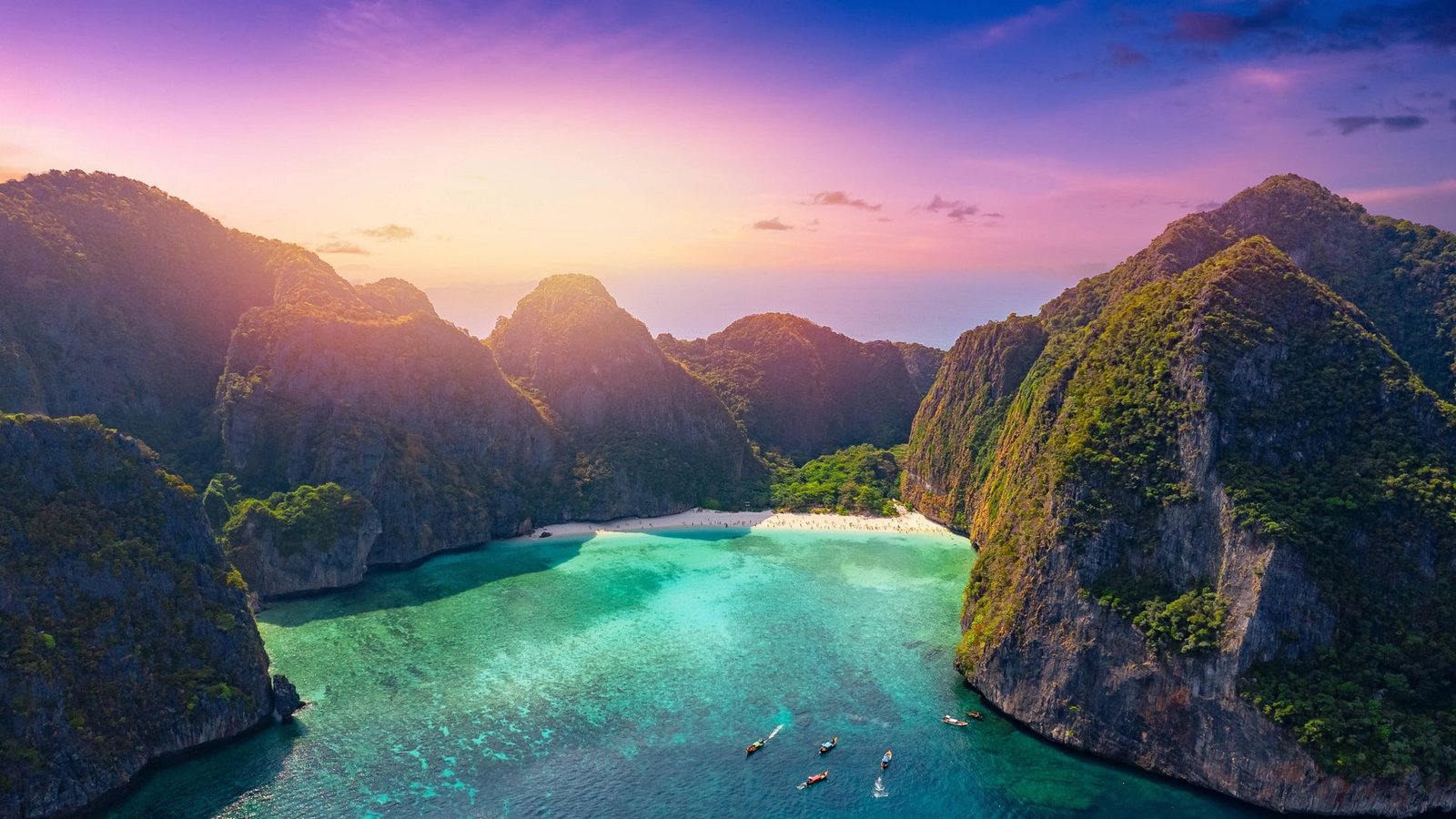 Blick auf die Insel Phi Phi Leh vor der thailändischen Küste.Foto: IMAGO/ZUMA Press Wire