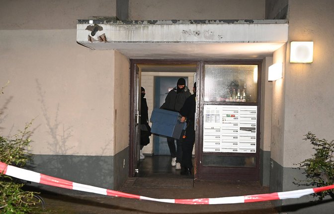 Ermittler gehen in das Wohnhaus der früheren RAF-Terroristin Daniela Klette mit Tüten und Kartons voller sichergestellten Gegenständen.<span class='image-autor'>Foto: dpa/Paul Zinken</span>