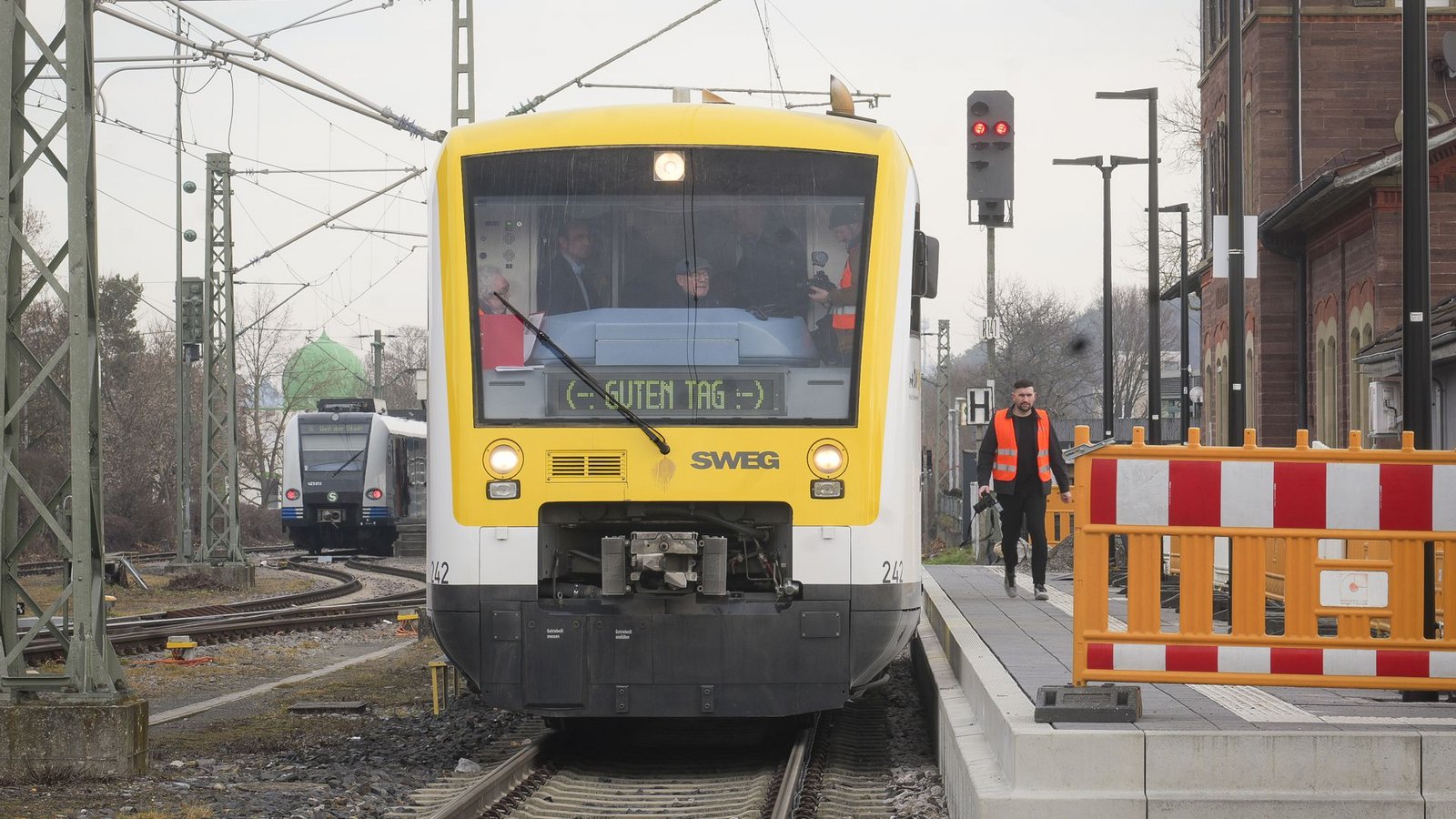 Noch stehen die Bauzäune: Der Premieren-Testzug am Start im Bahnhof Weil der Stadt.Foto: Simon Granville Noch stehen die Bauzäune: Der Premieren-Testzug am Start im Bahnhof Weil der Stadt.Foto: Simon Granville