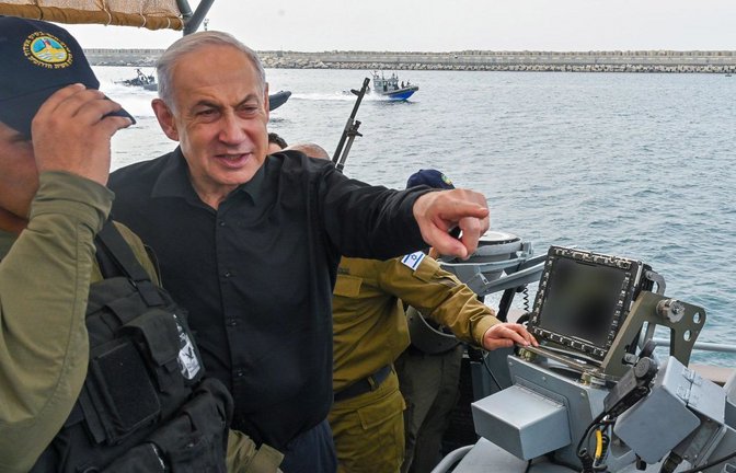 Benjamin Netanjahu (rechts), Ministerpräsident von Israel, besucht einen Marinestützpunkt.<span class='image-autor'>Foto: dpa/Kobi Gideon</span>