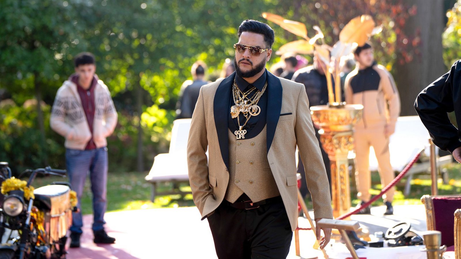 Karim Saidi (Yasin El Harrouk), der Sohn des Mafia-Bosses, ist erfolgreich und hält sich für den König von Deutschland.Foto: NDR/Georges Pauly