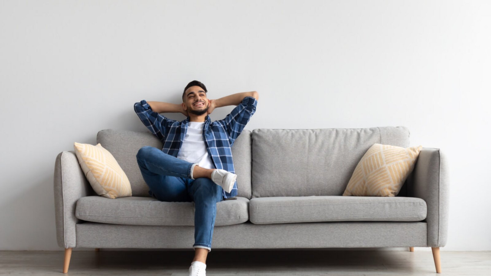 Dunkle Räume können oft mit einfachen Mittel aufgehellt werden. Die hilfreichsten Tipps verraten wir Ihnen in diesem Artikel.Foto: Prostock-studio / Shutterstock.com Dunkle Räume können oft mit einfachen Mittel aufgehellt werden. Die hilfreichsten Tipps verraten wir Ihnen in diesem Artikel.Foto: Prostock-studio / Shutterstock.com