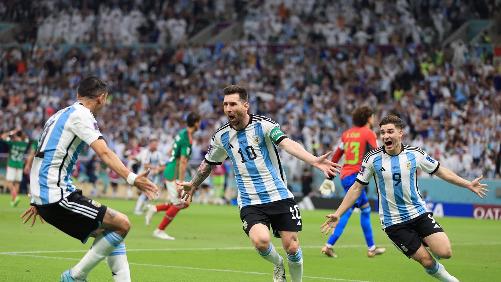 26. November: Argentinien braucht nach der Auftaktniederlage gegen Saudi-Arabien unbedingt einen Sieg gegen Mexiko – Superstar Lionel Messi ebnet seinem Team mit dem Führungstreffer den Weg zum 2:0.Foto: IMAGO/Offside Sports Photography/IMAGO/Simon Stacpoole