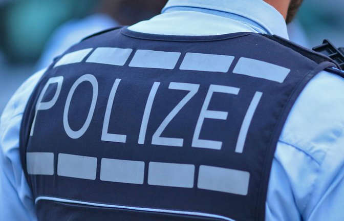 In Aalen ging ein 28-Jähriger mit einem Zimmermannshammer auf Polizeibeamte los (Symbolfoto).<span class='image-autor'>Foto: IMAGO/Maximilian Koch/IMAGO/Maximilian Koch</span>