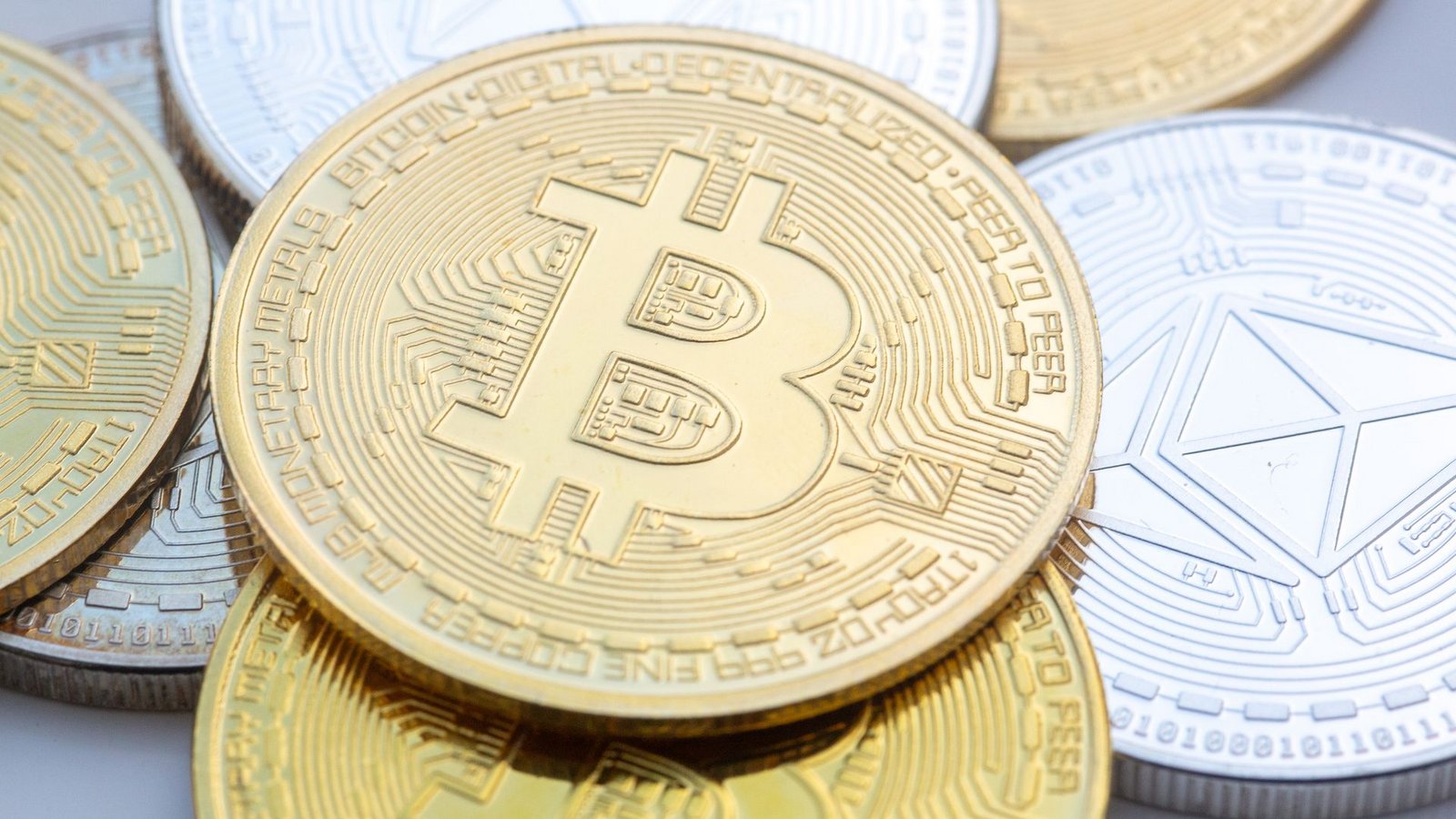 Der Bitcoin ist erstmals über die Marke von 125.000 US-Dollar gestiegen.Foto: Fernando Gutierrez-Juarez/dpa