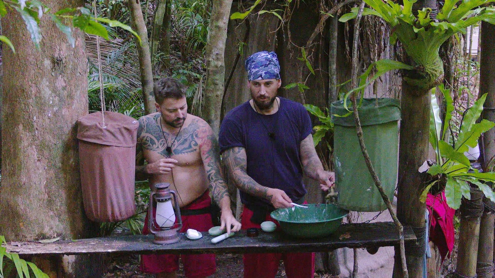Am nächsten Morgen klagt Mike Felix (rechts) sein Leid.Foto: RTL/Tag 6 Am nächsten Morgen klagt Mike Felix (rechts) sein Leid.Foto: RTL/Tag 6