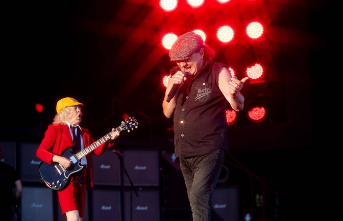 Brian Johnson (rechts) und Angus Young auf der Bühne in Karlsruhe.<span class='image-autor'>Foto: IMAGO/Dennis Duddek</span>