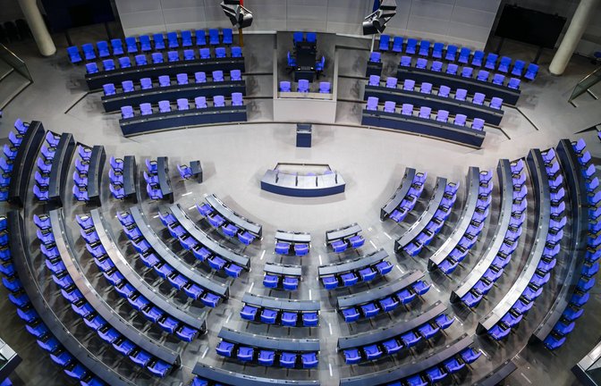 Der Sitzungssaal im deutschen Bundestag.<span class='image-autor'>Foto: IMAGO//Thomas Trutschel</span>