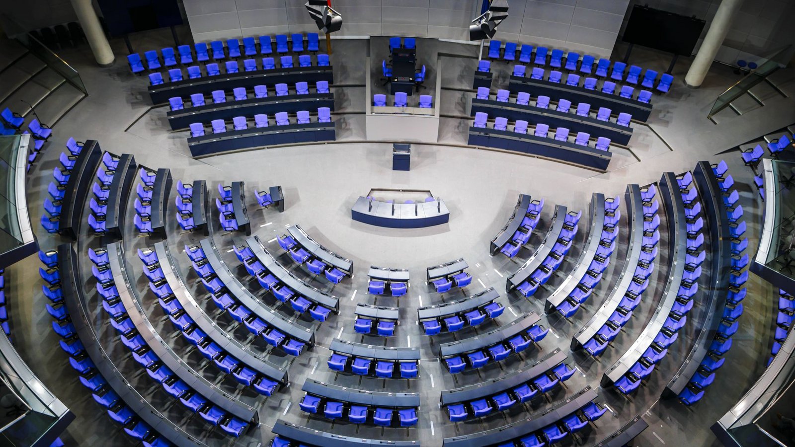 Der Sitzungssaal im deutschen Bundestag.Foto: IMAGO//Thomas Trutschel