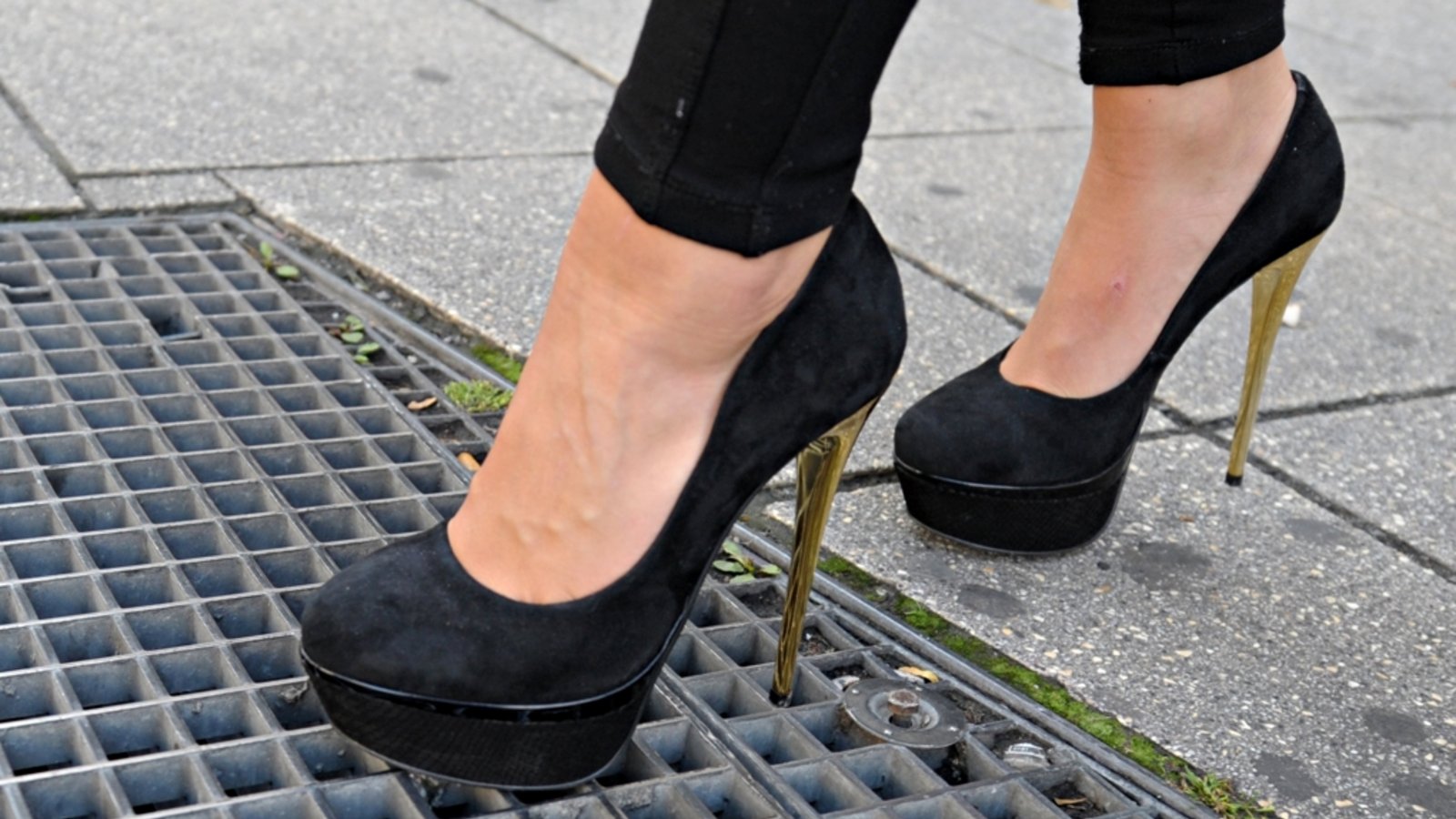 Auch Stöckeln will gelernt sein: Volkshochschulkurs für High-Heel-Enthusiasten.Foto: dpa