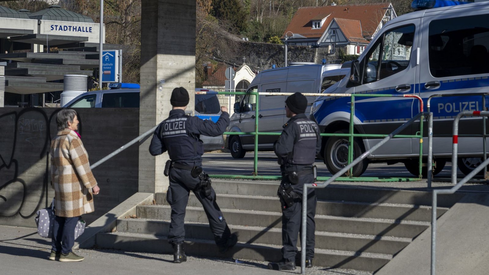 Das Gebiet rund um die Stadthalle ist abgesperrt und wird von Polizisten gesichert.Foto: dpa/Stefan Puchner Das Gebiet rund um die Stadthalle ist abgesperrt und wird von Polizisten gesichert.Foto: dpa/Stefan Puchner