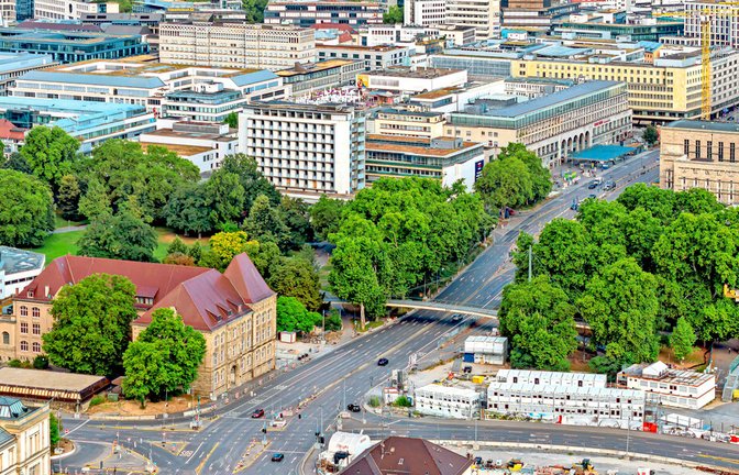 Die sechsspurige Schneise der Schillerstraße vom Gebhard-Müller-Platz entlang des Hauptbahnhofs soll wegfallen, der Arnulf-Klett-Platz  autofrei werden.<span class='image-autor'>Foto: mago/Arnulf Hettrich</span>